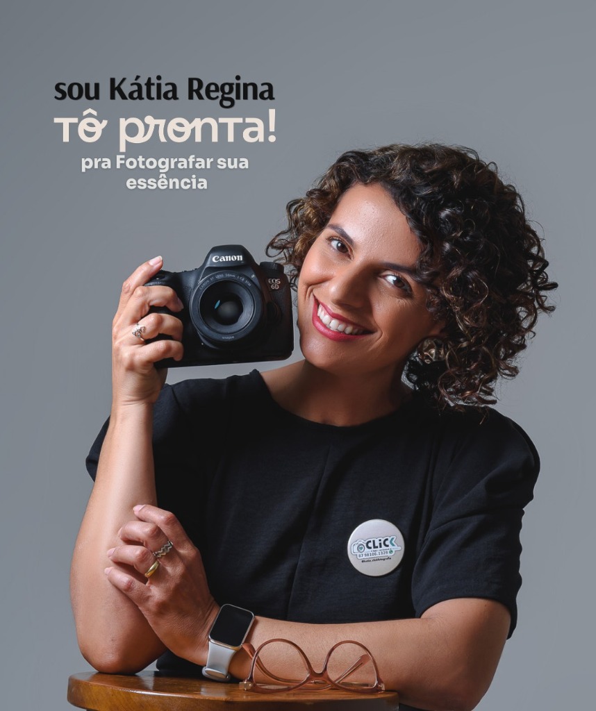Kátia Regina com câmera profissional